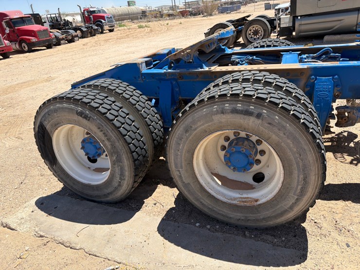 2009-peterbilt-365-image-4