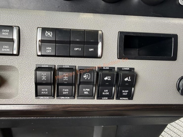 2020-freightliner-cascadia-113-image-48