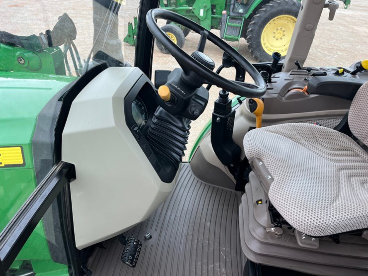 2019-john-deere-5100m-image-16