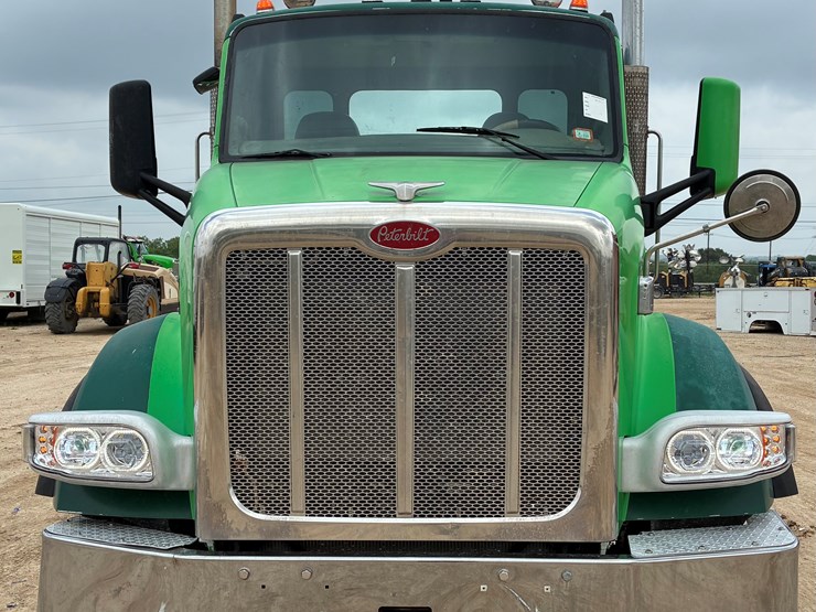 2014-peterbilt-567-image-2