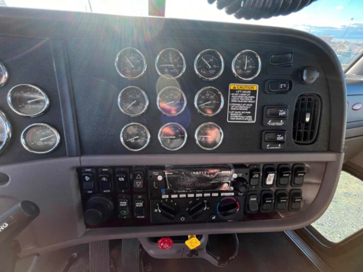 2017-peterbilt-389-image-14