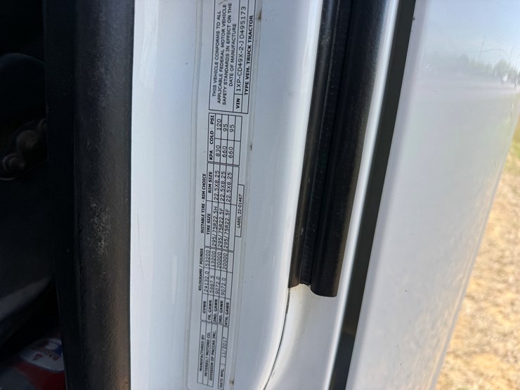 2018-peterbilt-567-image-23