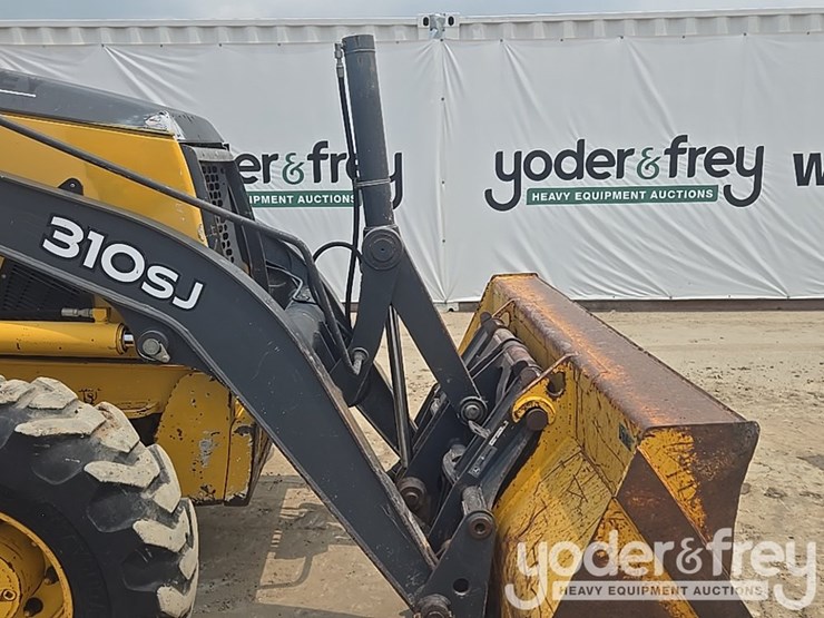 2010-deere-310sj-image-27