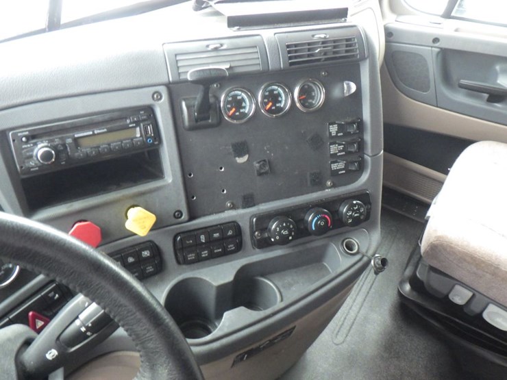 2017-freightliner-cascadia-125-image-21