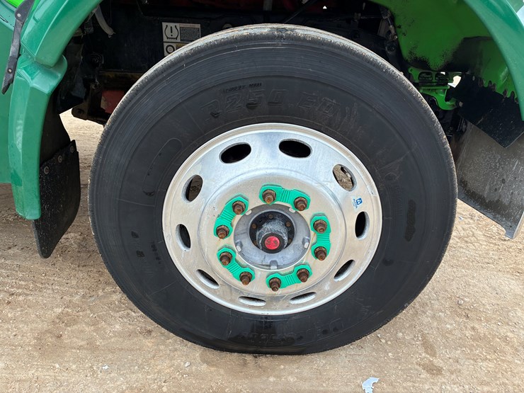 2019-peterbilt-567-image-10