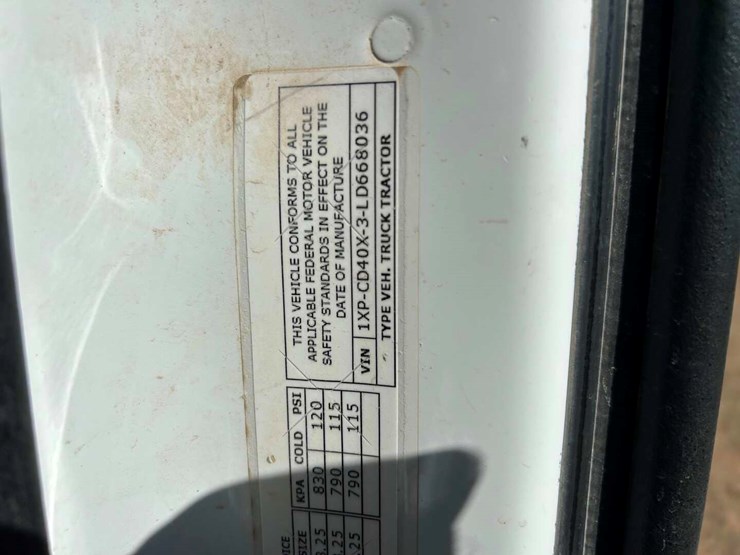 2020-peterbilt-567-image-1