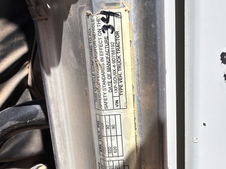 2009-peterbilt-365-image-11