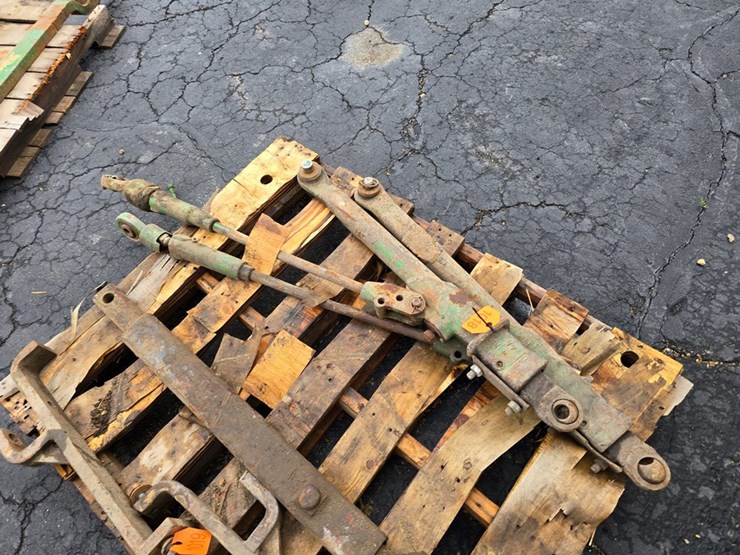 #1018-•-john-deere-rear-hitch-&-brackets-image-4