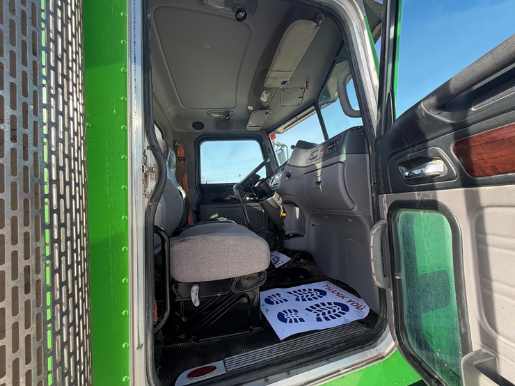 2020-peterbilt-367-image-15