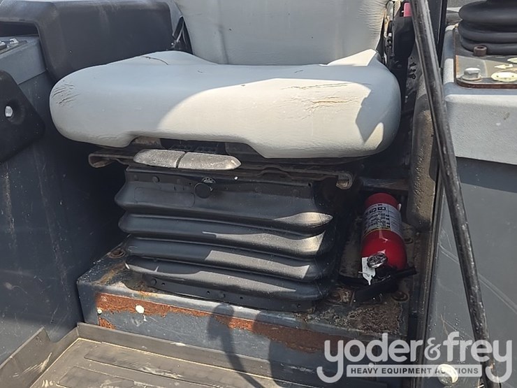 2019-deere-450k-lgp-image-40