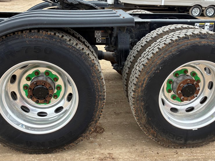 2019-peterbilt-567-image-12