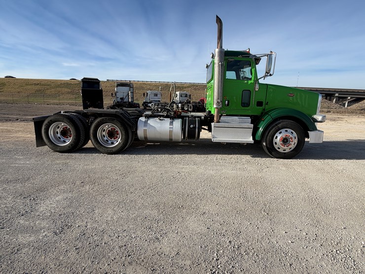 2020-peterbilt-367-image-4