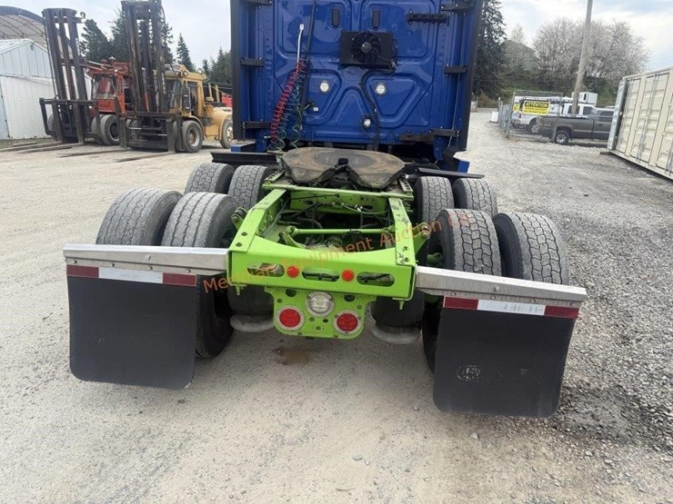 2020-freightliner-cascadia-113-image-24