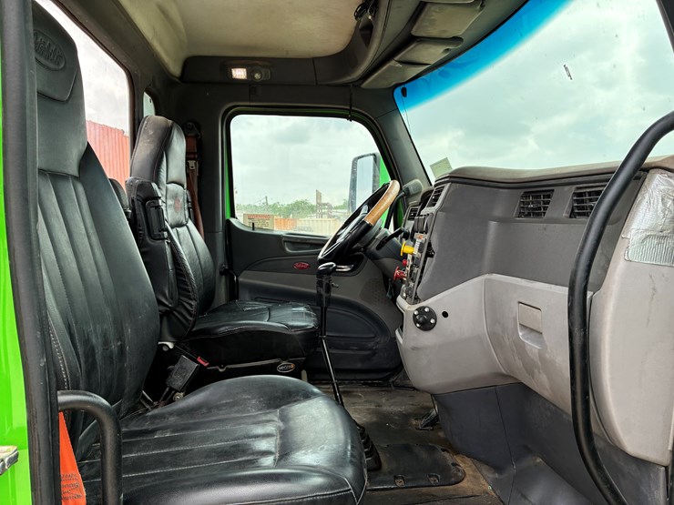 2014-peterbilt-567-image-8