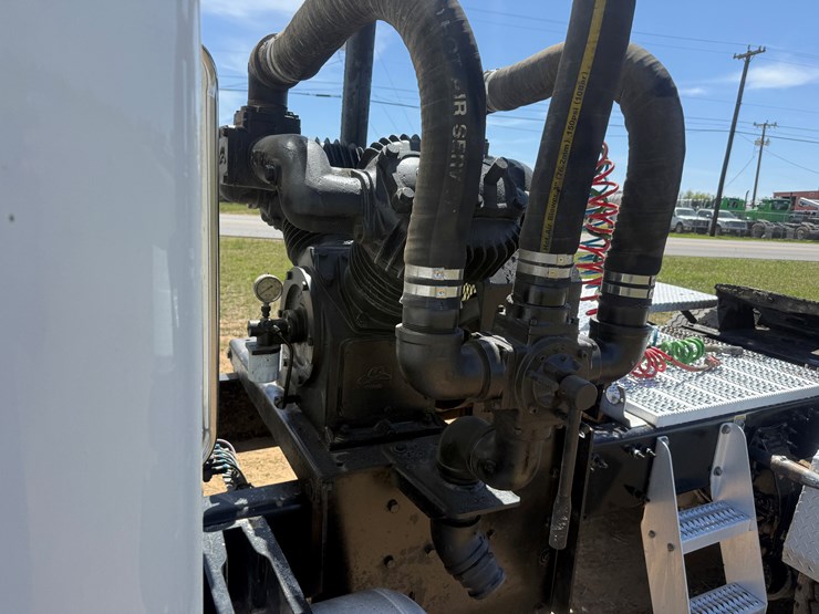 2018-peterbilt-567-image-17