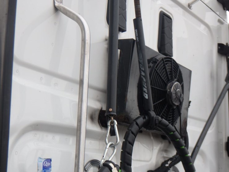 2017-freightliner-cascadia-125-image-18