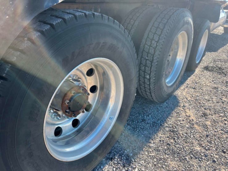 2017-peterbilt-389-image-8