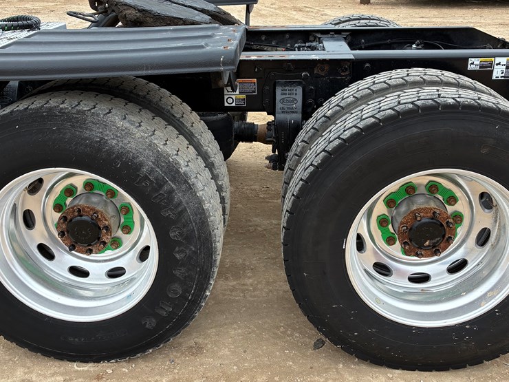 2019-peterbilt-567-image-12