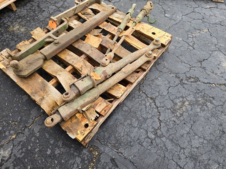#1018-•-john-deere-rear-hitch-&-brackets-image-3