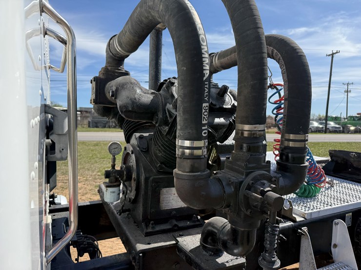 2018-peterbilt-567-image-16