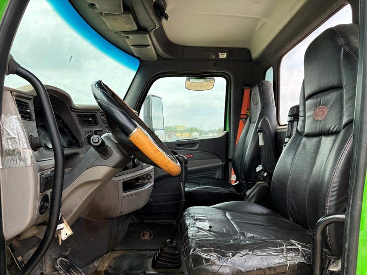 2014-peterbilt-567-image-7