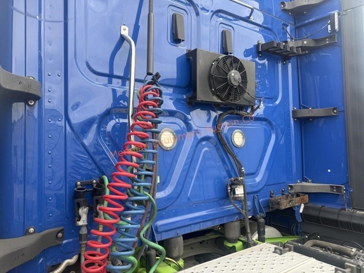 2020-freightliner-cascadia-113-image-20