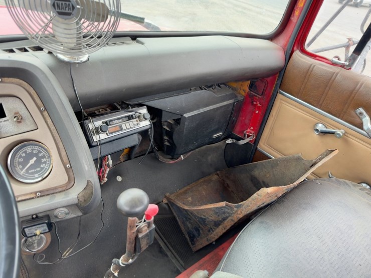 1970-ford-8000-image-21