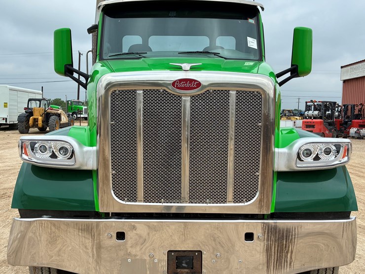 2019-peterbilt-567-image-2