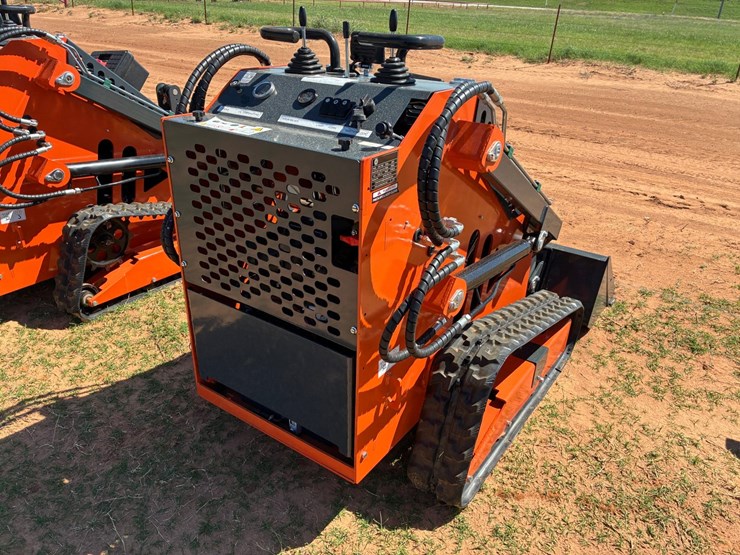 #t8626-•-wolverine-mini-skid-steer-image-3