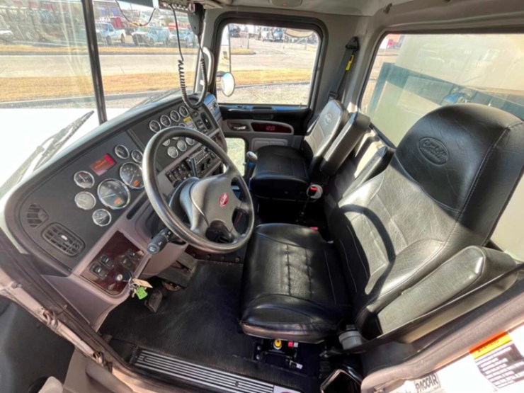 2017-peterbilt-389-image-11