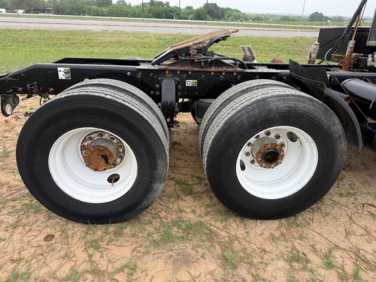 2016-peterbilt-367-image-16