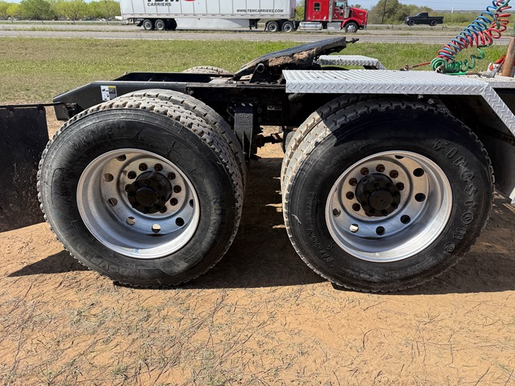 2018-peterbilt-567-image-13