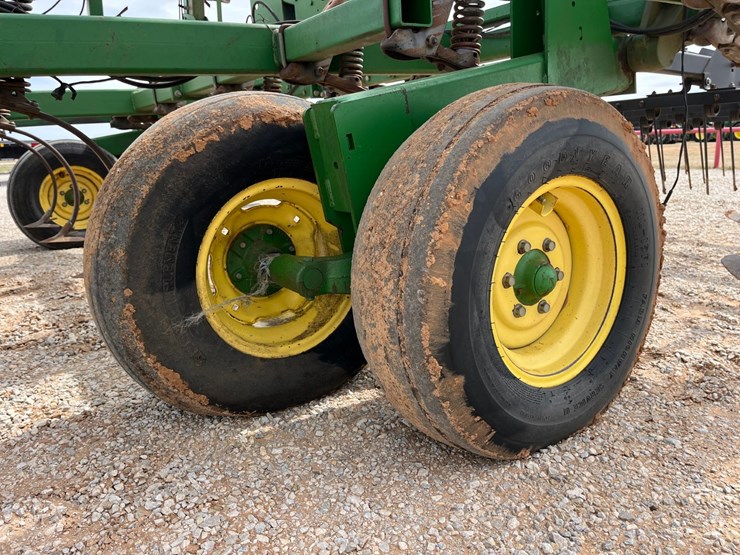 2005-john-deere-2210-image-17