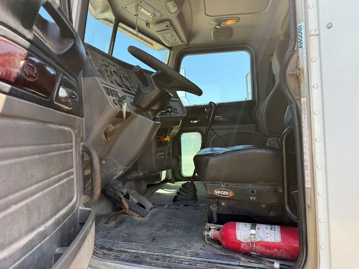 2013-peterbilt-367-image-12