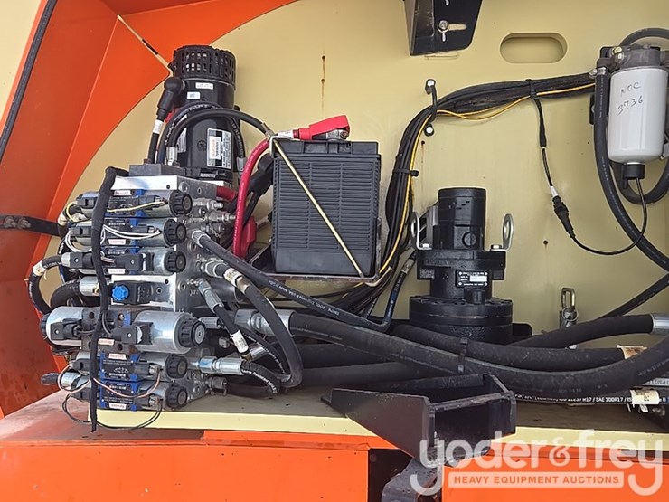 2016-jlg-800aj-image-44