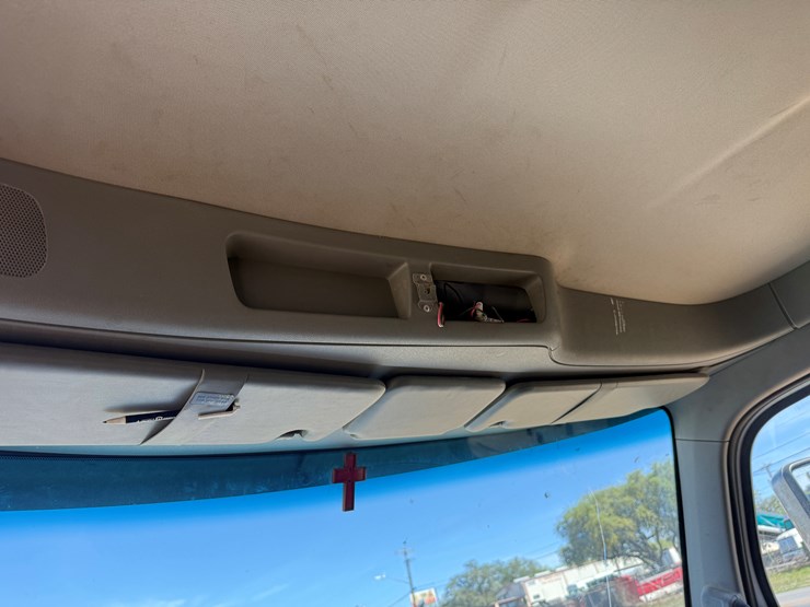 2018-peterbilt-567-image-22