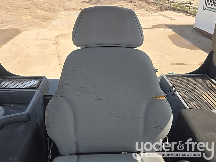 2019-deere-450k-lgp-image-42