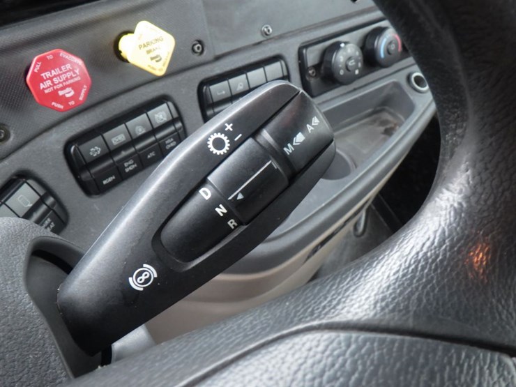 2017-freightliner-cascadia-125-image-16