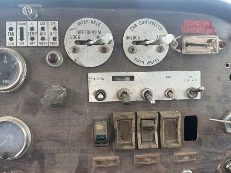 1975-peterbilt-359-image-10