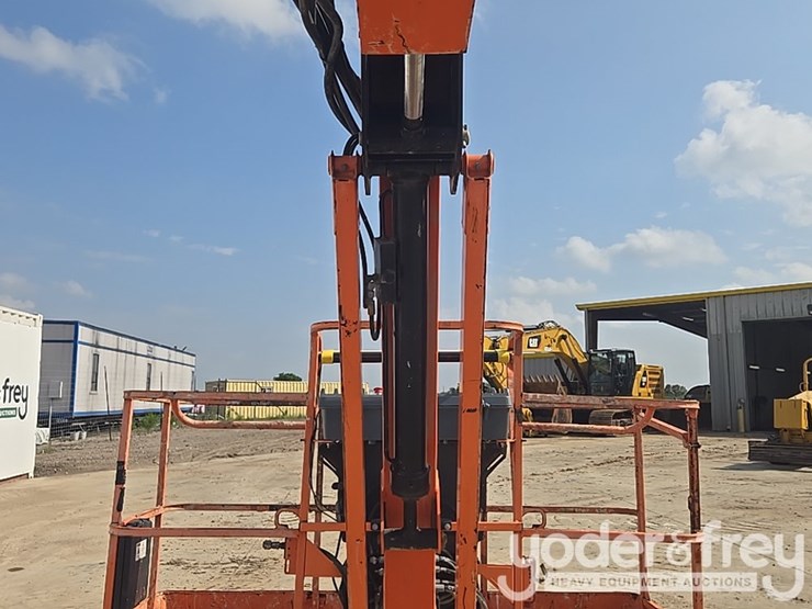 2016-jlg-800aj-image-23