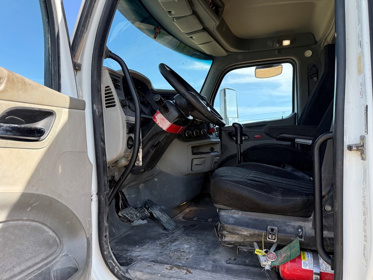 2018-peterbilt-567-image-17
