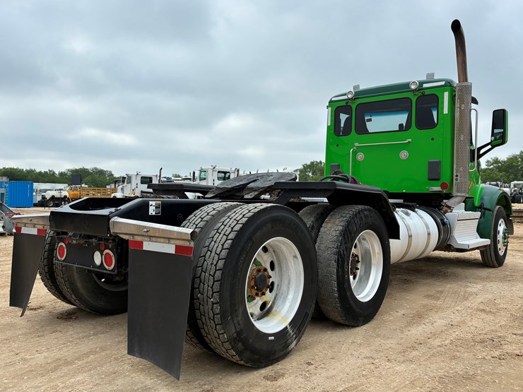 2019-peterbilt-567-image-4