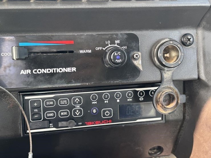 2020-takeuchi-tb240-image-35