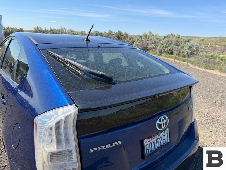 2011-toyota-prius-hatchback-image-16