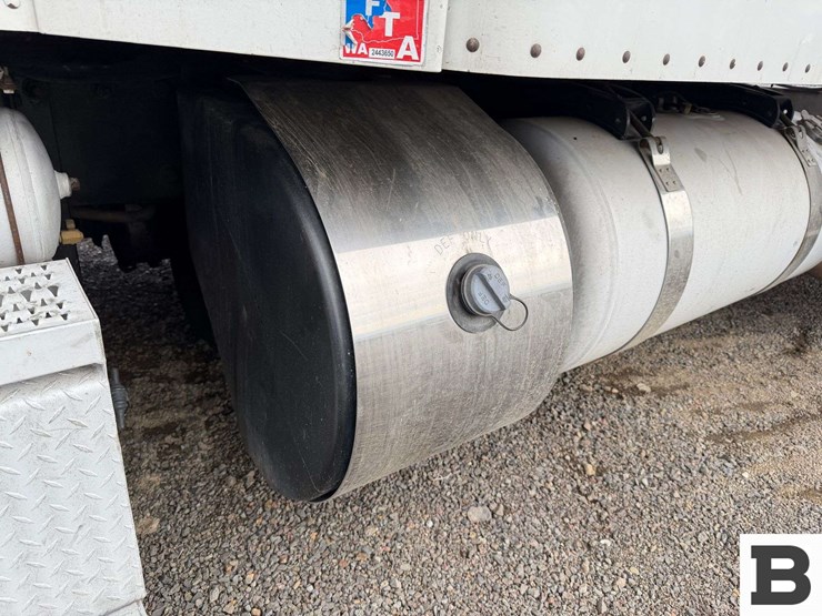 2013-peterbilt-388-image-11