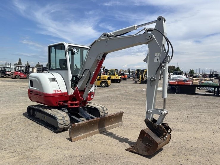 2020-takeuchi-tb240-image-2