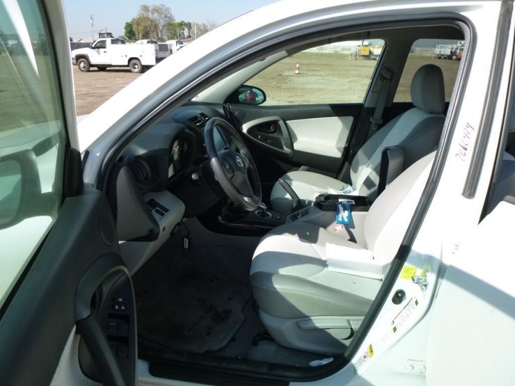 2014-toyota-rav4-image-10