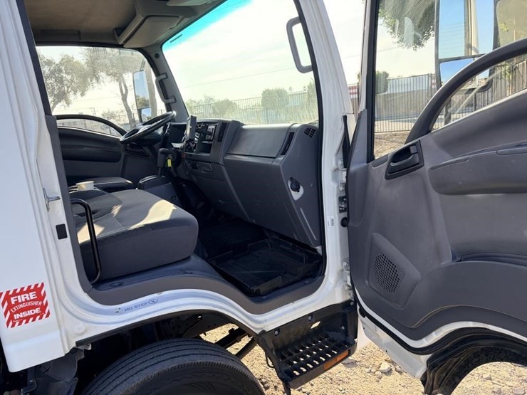 2015-isuzu-npr-image-14