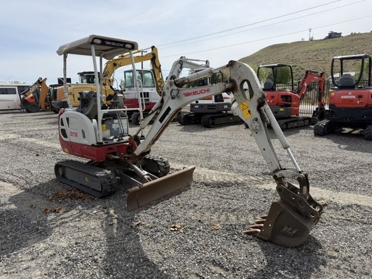 2017-takeuchi-tb216-image-2
