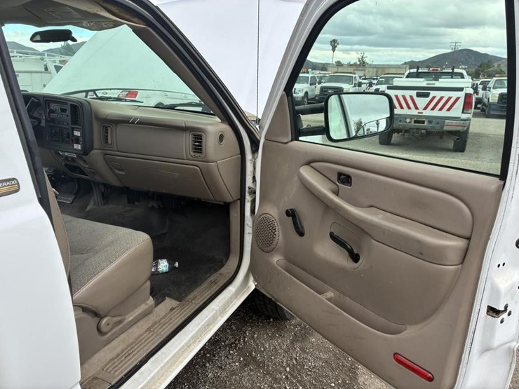 2004-chevrolet-silverado-2500hd-image-15